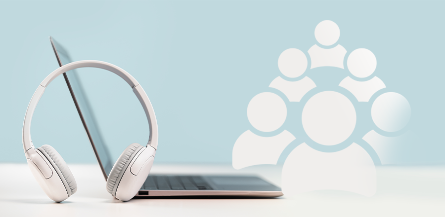 Ordinateur portable ouvert sur une table avec des écouteurs posés dessus.